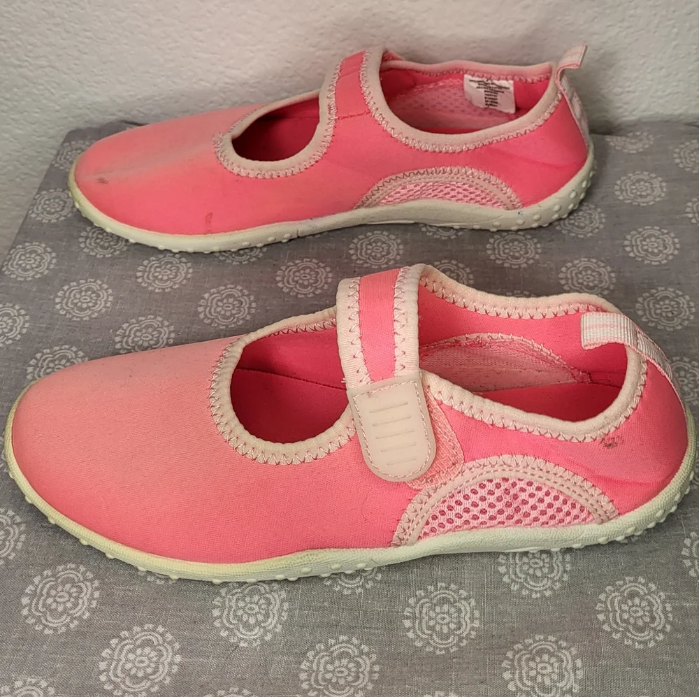 Pair of Water Shoes size Big Girl 2/3